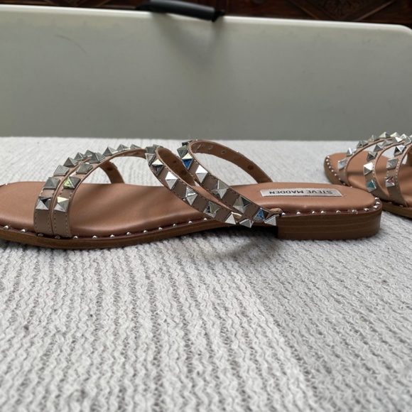 Steve Madden ladies size 9.5 tan/cream sandals with silver studs - Picture 2 of 3